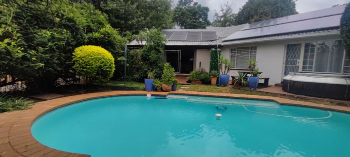 For Sale: House in Bloubosrand with 4 bedrooms, pool, and security features.