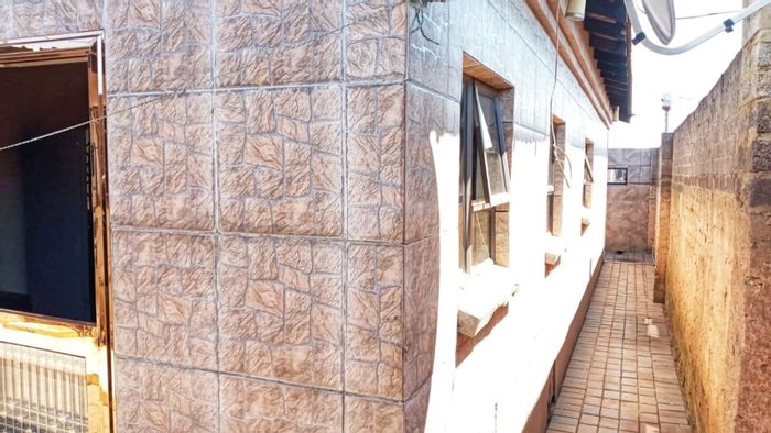 3 Bedroom House with Cottage for Sale in Sebokeng Zone 12, ample parking.