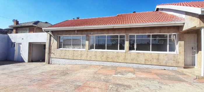 Towerby House For Sale: 3 beds, cottage, garage, ample parking, versatile living spaces.