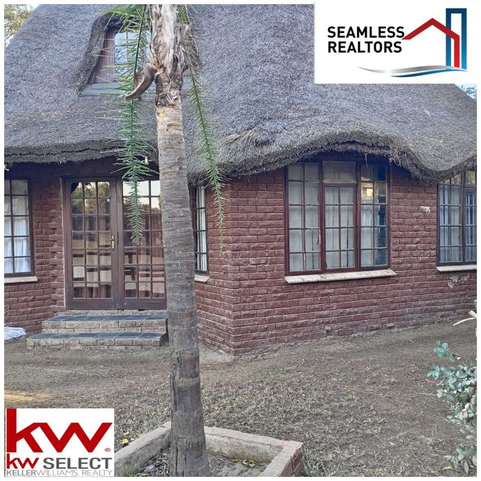 1-Bedroom Apartment For Sale in Bloemhof Central with 4 Bathrooms and Parking.