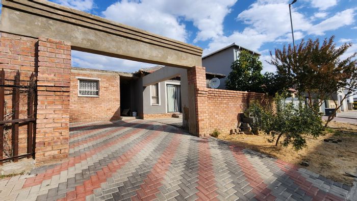 House for Sale in Riverside View Ext 33: 6 Bedrooms, potential passive income, parking.