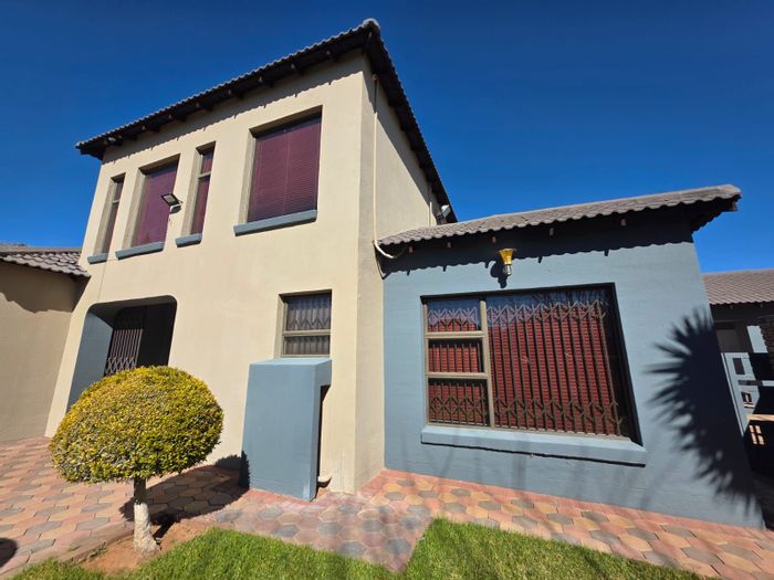 House for Sale in Hadison Park: Pool, flatlet, study, and excellent security features.