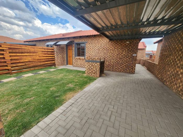 Evander Townhouse For Sale: 2 Bedrooms, private braai area, excellent security.