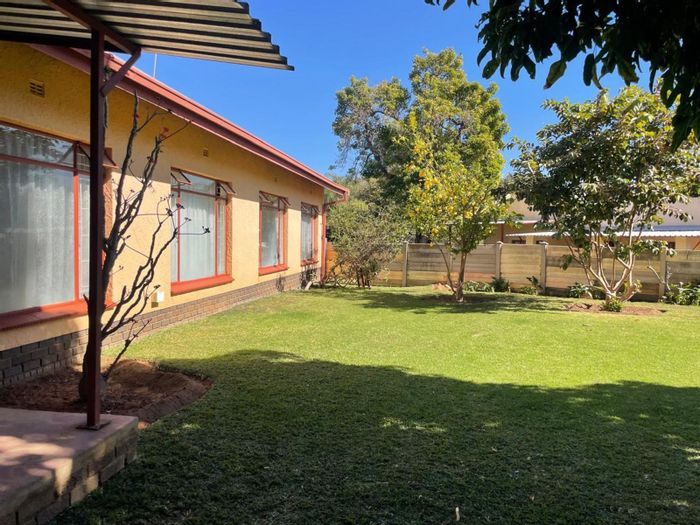 Welgelegen House For Sale: Dual living, pool, solar option, borehole, spacious layout.