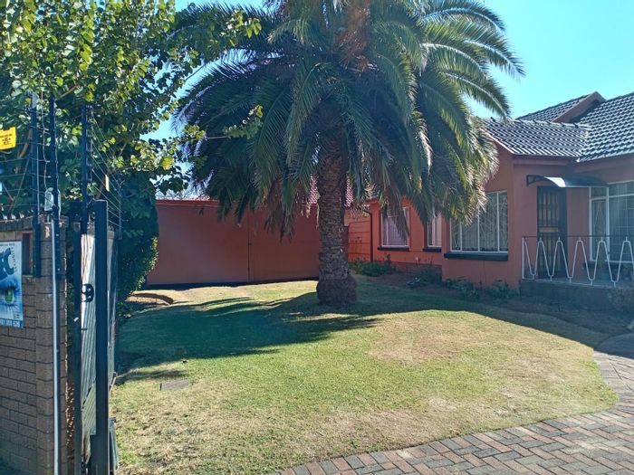 For Sale: Spacious House in Ontdekkers Park with Pool, Flatlet, and Lapa.