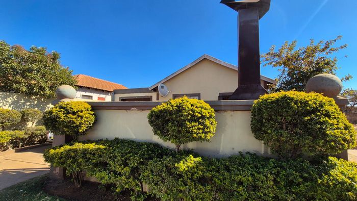 Mashishing House For Sale: 3 Bedrooms, garage, covered patio, private garden.