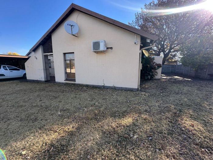 For Sale: House in Secunda Central with 3 bedrooms, large yard, and carports.