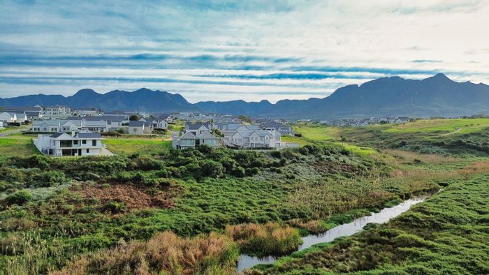 Vacant Land Residential in Kingswood Golf Estate For Sale, ideal for custom home design.