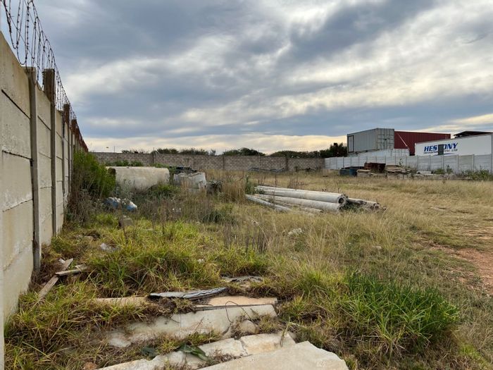 House for Sale in N2 Industrial Park: Prime location, secure access, investment potential.