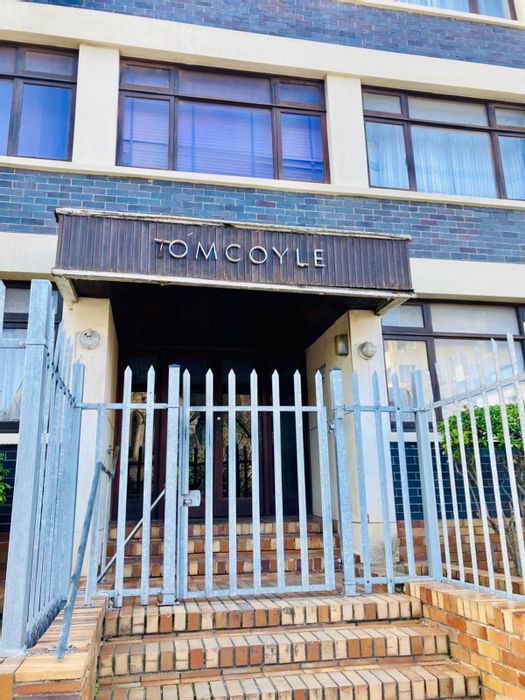 For Sale: Apartment in Port Elizabeth Central, close to amenities and transport.