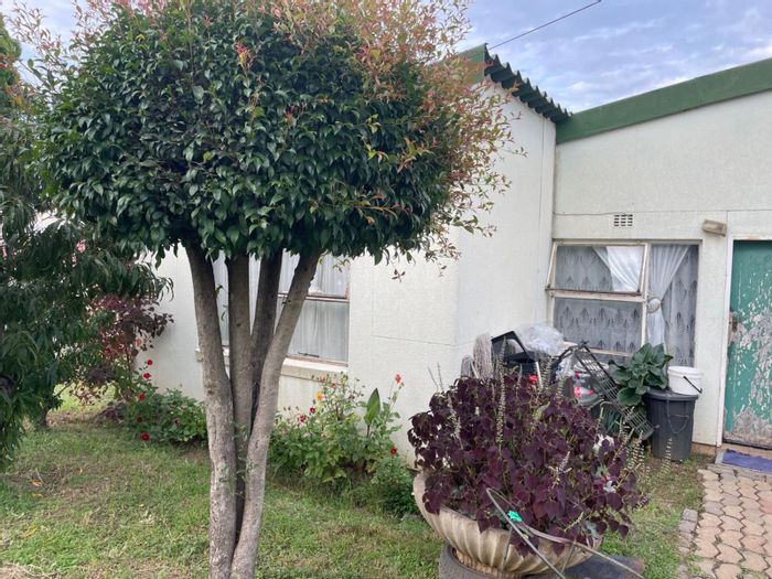 Bloubosrand Apartment For Sale: 3 Bedrooms, communal pool, secure complex amenities.