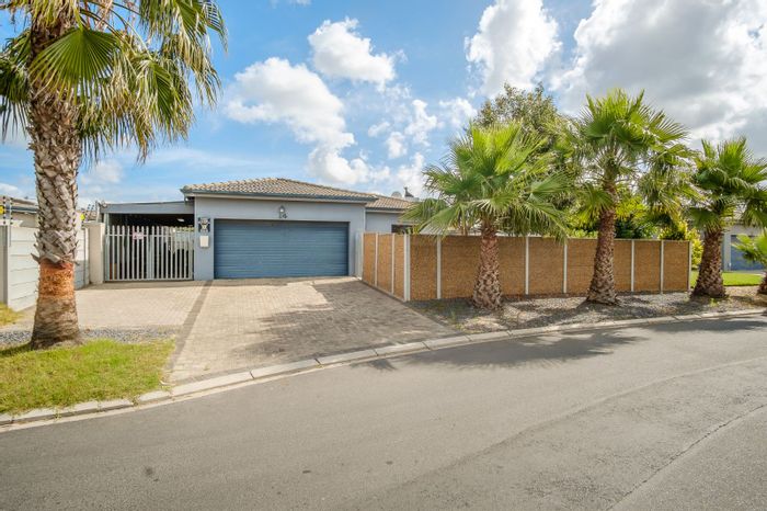 House For Sale in Viking Village: 3 beds, secure yard, covered patio, parking.
