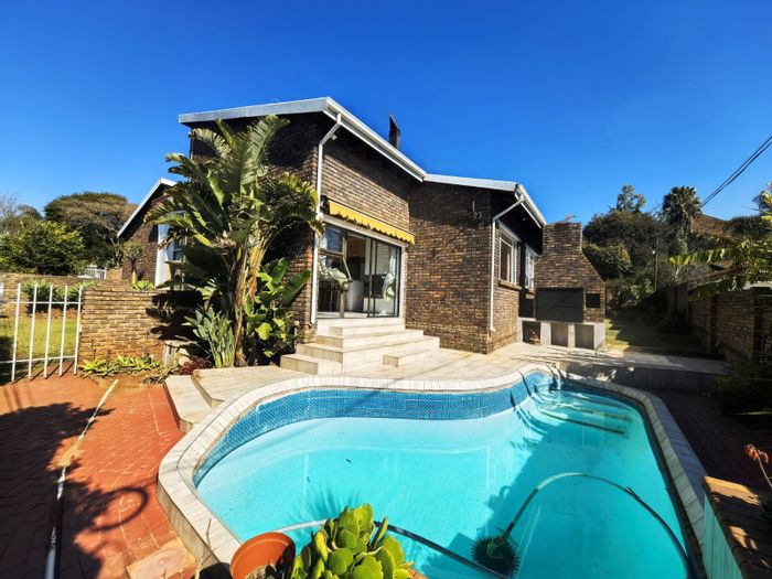 Zwartkop House For Sale: 5 bedrooms, pool, flatlet, and ample parking.