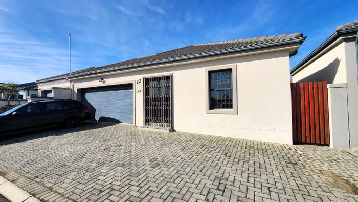 For Sale: House in Fairview Golf Estate with 3 beds, golf views, and garage.