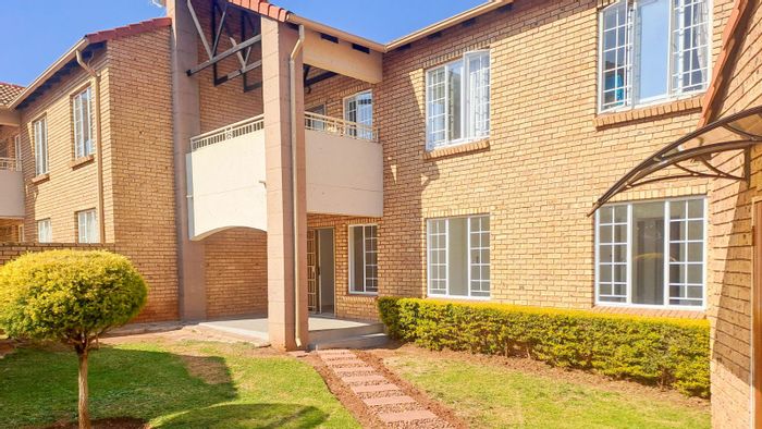 Die Hoewes Apartment For Sale: 3 beds, 2 baths, double garage, spacious garden.
