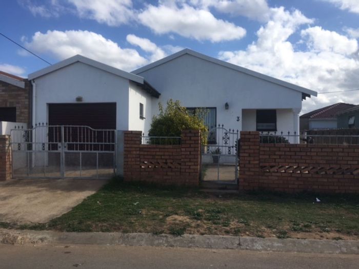 For Sale: House in Motherwell Nu 3 with 3 bedrooms, garage, and secure yard.
