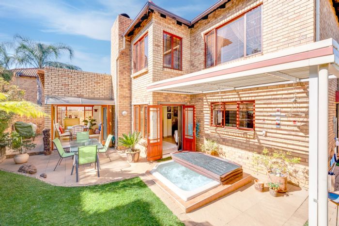 For Sale: 4-Bedroom Townhouse in Willowbrook with Jacuzzi, garden, and security.