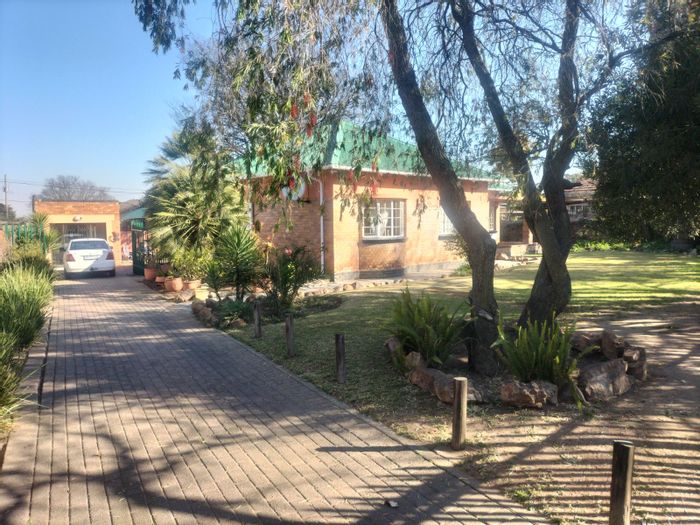 Airfield House To Rent: 3 bedrooms, flatlet, double carport, pre-paid meters.