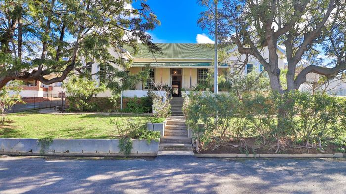 Charming 4-bedroom house in Villiersdorp Central with spacious garden and versatile layout. For Sale.