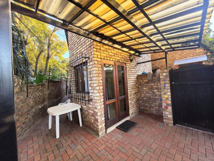 Zwartkop Apartment To Rent: 1 Bedroom, secure living, close to amenities.