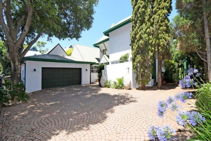 House For Sale in Centurion Golf Estate: 4 beds, security, golf access, amenities nearby.