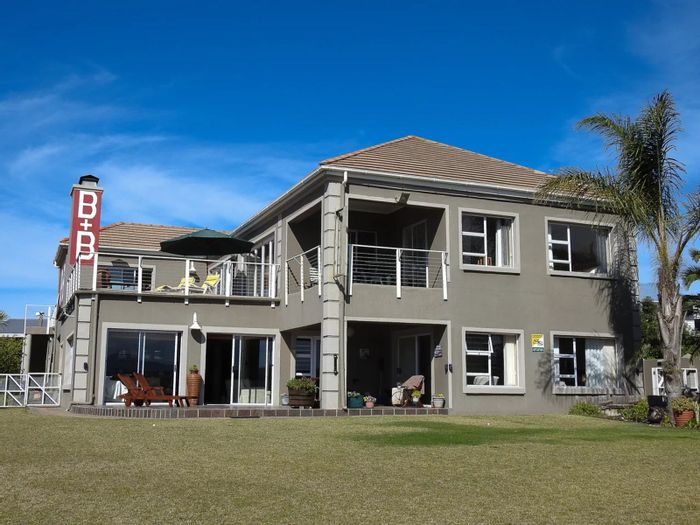 For Sale: 8-bedroom house in Southern Cross with beach access and panoramic views.