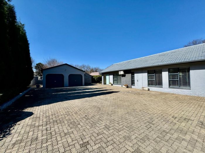 Secunda Central House For Sale: 4 beds, dual-access, office spaces, near school.