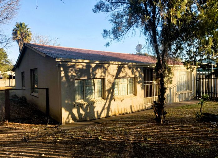 For Sale: House in Brits Central with solar system, borehole, and ample parking.