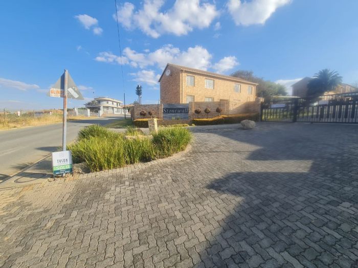 For Sale: Northgate Apartment with 2 Bedrooms, 24-hour security, and patio access.