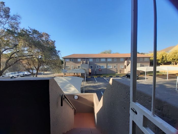 Die Hoewes Apartment For Sale: 2 beds, pool, security, near Gautrain and amenities.