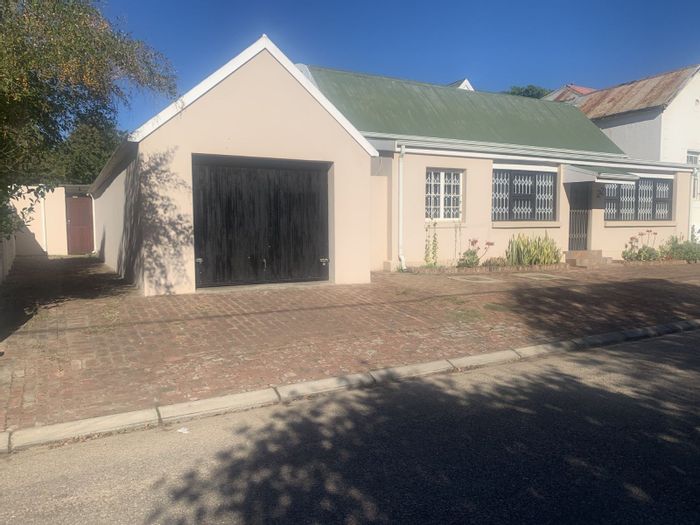 For Sale: 2-Bedroom House in Albertinia Central with indoor braai, pool, and garage.