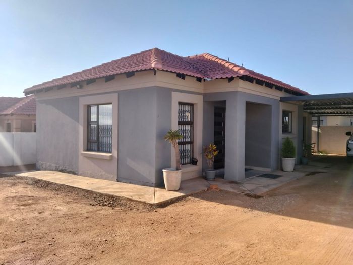For Sale: 3-bedroom house in Bendor with open-plan kitchen and private backyard.