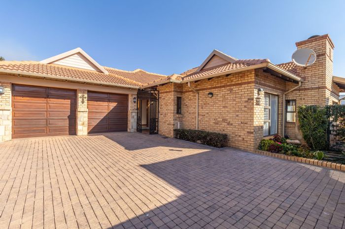 For Sale: House in Randpark Ridge with 3 beds, 3 baths, and security features.