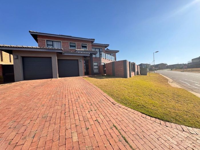 House for Sale in Six Fountains: 3 beds, garden, braai area, double garage.