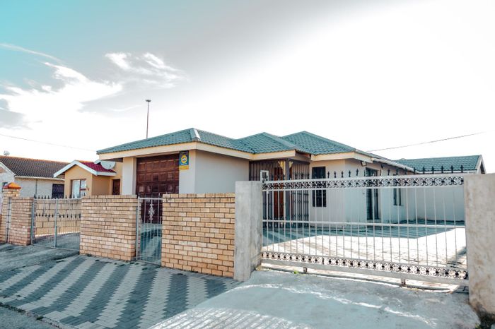 3-Bedroom House For Sale in Motherwell Nu 5 with secure garage and yard.