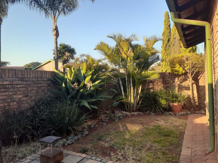 Die Hoewes Townhouse For Sale: 2 beds, private garden, 24-hour security, pet-friendly.
