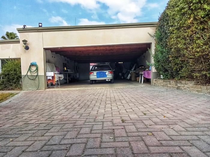 Bloubosrand House For Sale: Dual-living, income potential, indoor pool, secure parking.