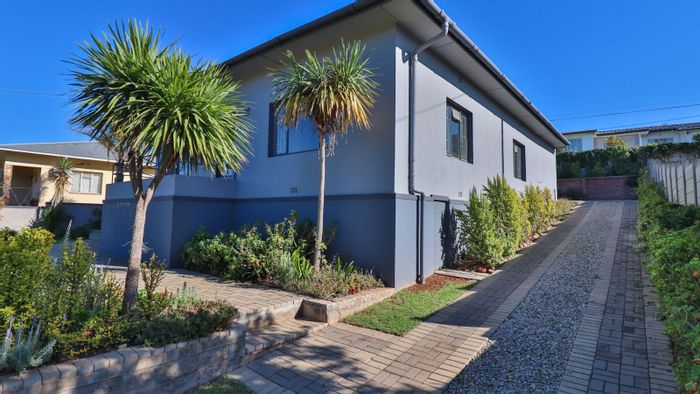 For Sale: House in Bonnievale Central with mountain views, entertainment area, and ample parking.