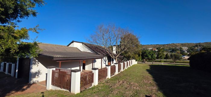 House For Sale in The Village: 2 beds, patio, indoor braai, garage.