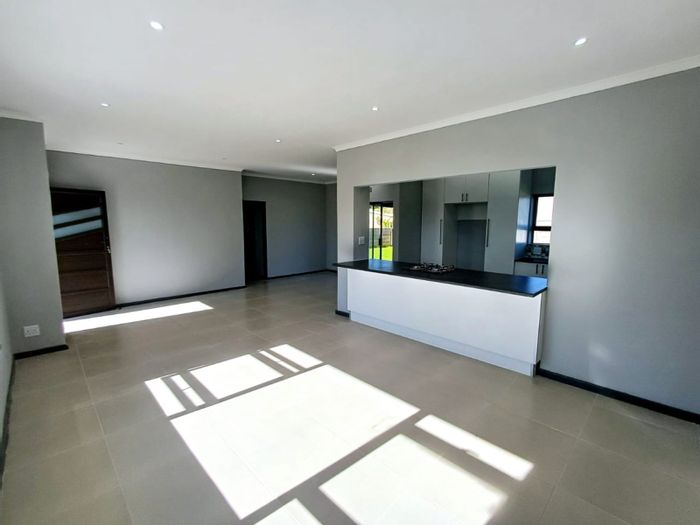 Rowallan Park House For Sale: Renovated 3-bed home with braai area and tandem garage.