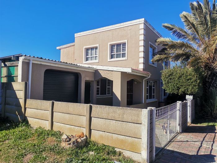 For Sale: 4-Bedroom House with Dual Kitchens and Income-Generating Flatlet in Springdale.