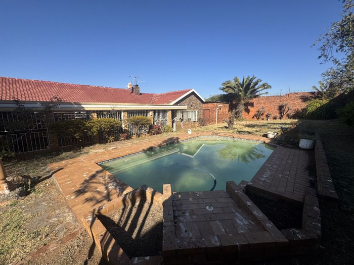 Laudium Ext 3 House For Sale: 3 beds, pool, study, spacious garden, 3 garages.
