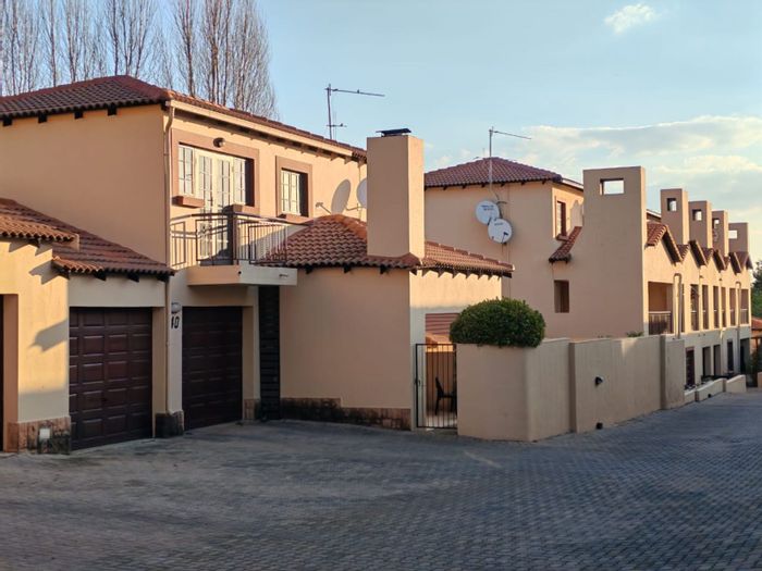 Raslouw House To Rent: 3 bedrooms, pool, braai area, 24-hour security.