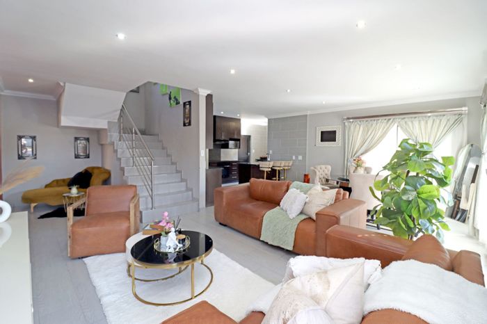 For Sale: Spacious 3-Bedroom House in Thatchfield Estate with Pool and Garden.