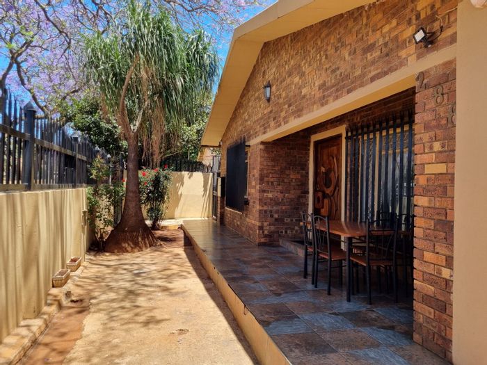Laudium House For Sale: 5 bedrooms, 2 kitchens, flatlet, CCTV security.