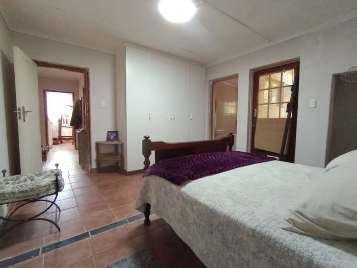 4-Bedroom House for Sale in Bo Dorp with garden, garage, and storage.
