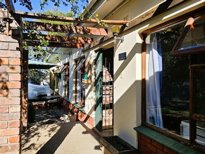 Blanco House For Sale: 3 Bedrooms, Private Garden, Close to Schools and Shops.
