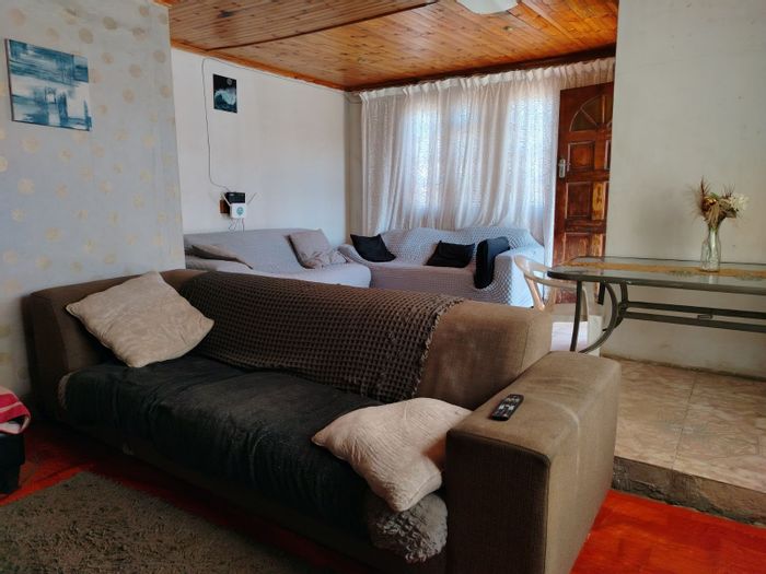 Kwazakhele House For Sale: 3 bedrooms, garage, Wi-Fi, secure living.