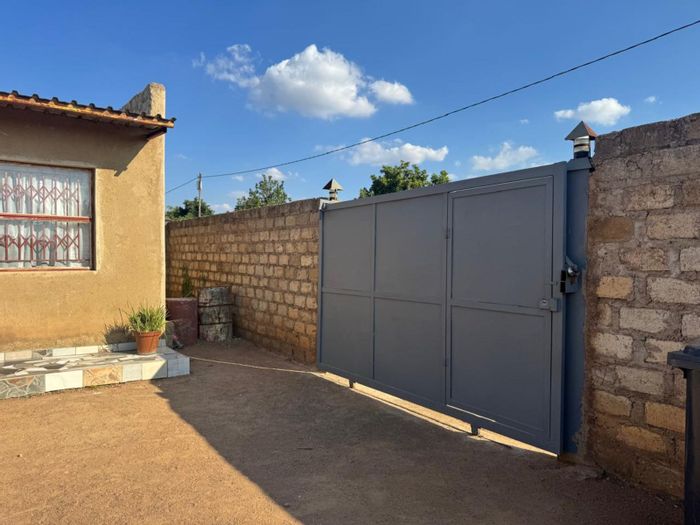 For Sale: Soshanguve Ext Apartment with 5 rooms, yard potential, and secure amenities.