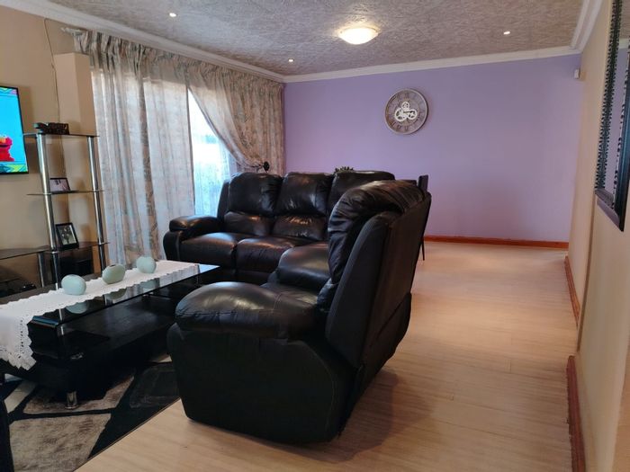 For Sale: 2-bedroom house in Motherwell Nu 6 with garage and outside room.